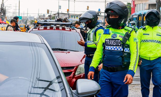 71 vehículos retenidos por falta de placas y matriculación durante operativo en el Guasmo Sur