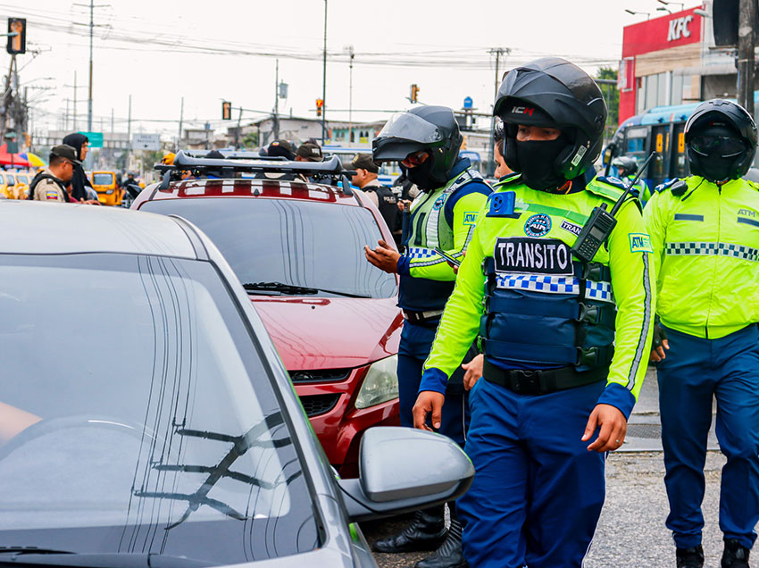 71 vehículos retenidos por falta de placas y matriculación durante operativo en el Guasmo Sur