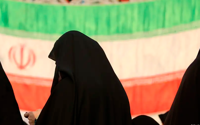 Irán pausa polémica ley por uso del hiyab en mujeres