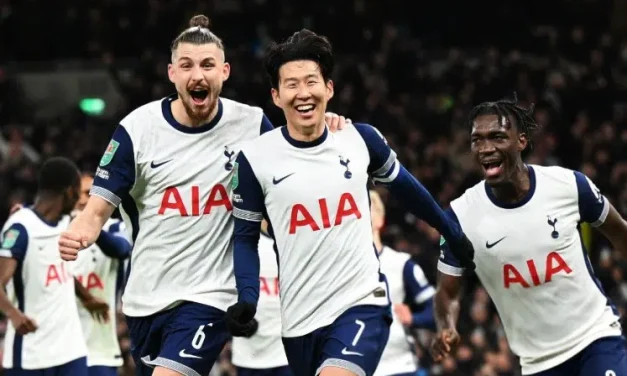 CON UN GOLAZO OLÍMPICO: El United, eliminado de la Copa de la Liga a manos del Tottenham