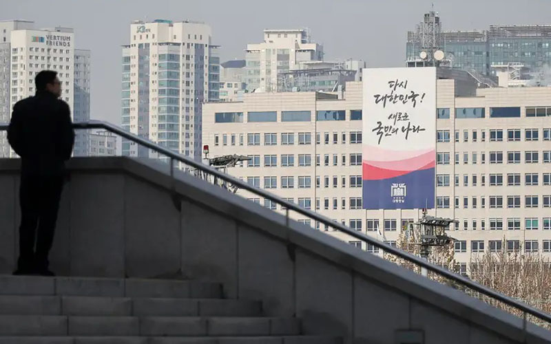 Policía de Corea del Sur allana despacho presidencial