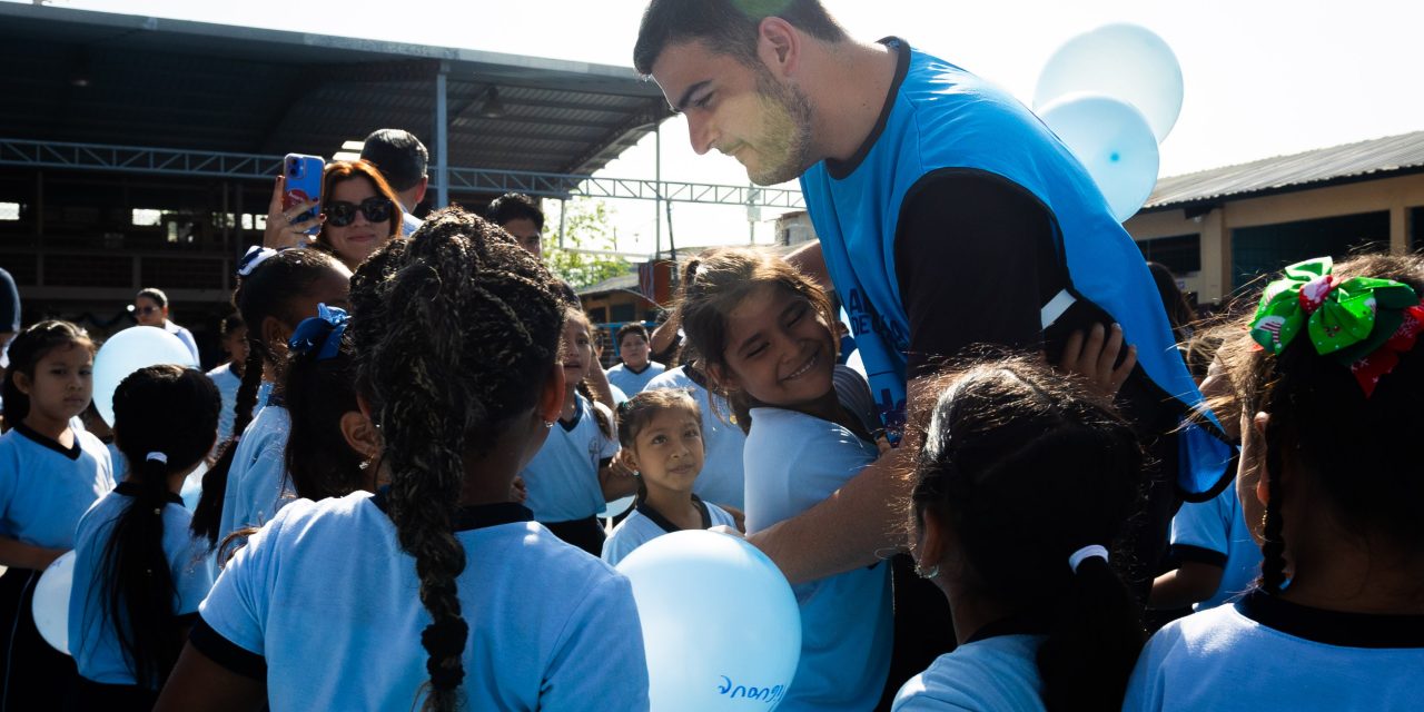 Alcalde Aquiles Alvarez entrega implementos de box en el remodelado Complejo Deportivo de la Isla Trinitaria