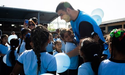 Alcalde Aquiles Alvarez entrega implementos de box en el remodelado Complejo Deportivo de la Isla Trinitaria