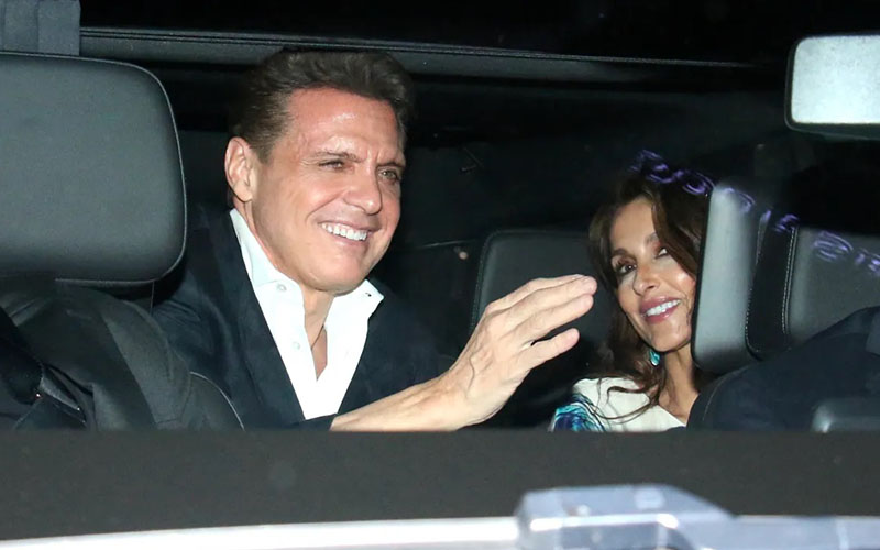 Luis Miguel y Paloma Cuevas fueron captados disfrutando una romántica cena