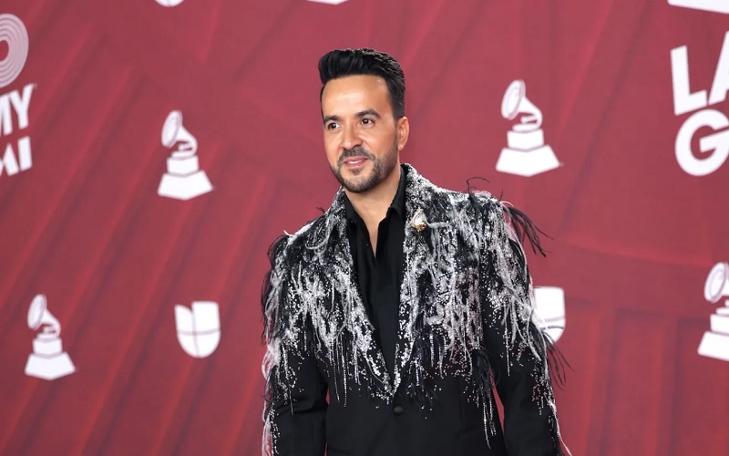 Luis Fonsi reflexiona sobre su 2024 y celebración de Fin de Año