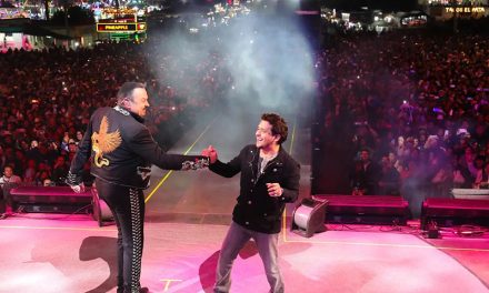 Christian Nodal canta con Pepe Aguilar durante un concierto