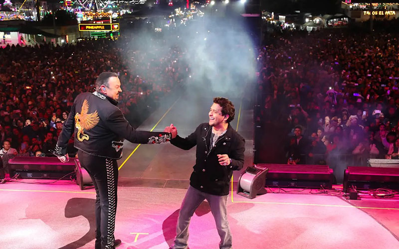 Christian Nodal canta con Pepe Aguilar durante un concierto