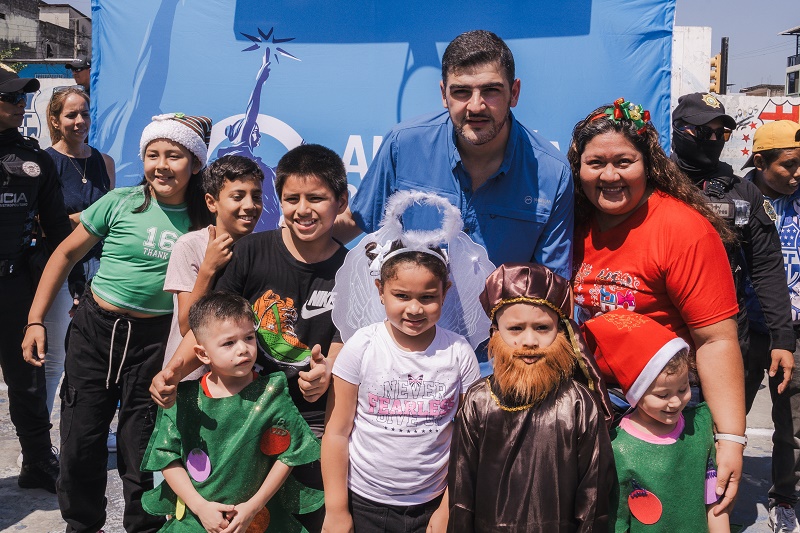 Alcalde Aquiles Alvarez asistió al agasajo a 1.500 niños del sector de las Casas Colectivas