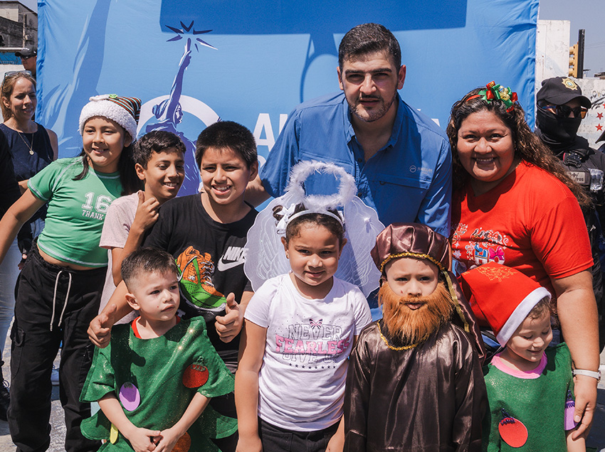 Alcalde Aquiles Alvarez asistió al agasajo a 1.500 niños del sector de las Casas Colectivas