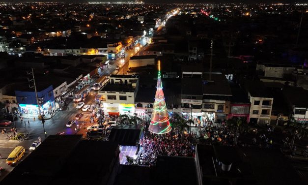 Alcalde Aquiles Alvarez encendió el tradicional árbol de Navidad de la calle Portete