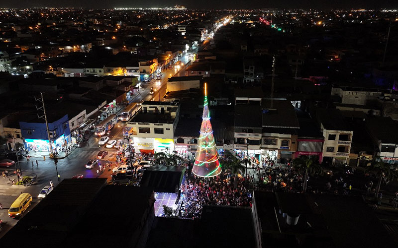 Alcalde Aquiles Alvarez encendió el tradicional árbol de Navidad de la calle Portete