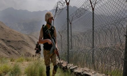 Ataque talibán deja 16 soldados muertos en Pakistán