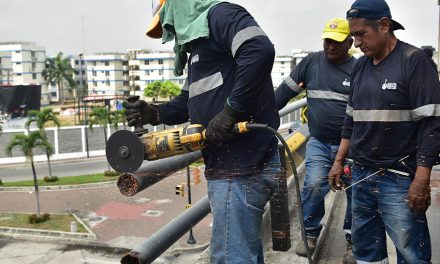 Alcaldía repara barandas del puente en Av. Pedro Menéndez Gilbert para precautelar seguridad de conductores