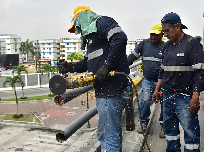 Alcaldía repara barandas del puente en Av. Pedro Menéndez Gilbert para precautelar seguridad de conductores