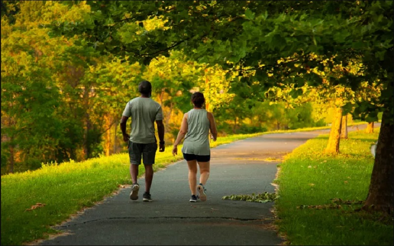 Por qué caminar todas las tardes te ayudará en tu salud