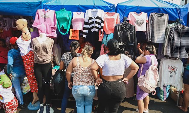 Pijamas navideñas se venden a USD 5 en el corredor de las calles Cacique Álvarez y Calixto Romero