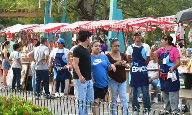 Cincuenta emprendedores vendieron sus creaciones en la feria ‘Épico al Barrio’ en el Parque Forestal