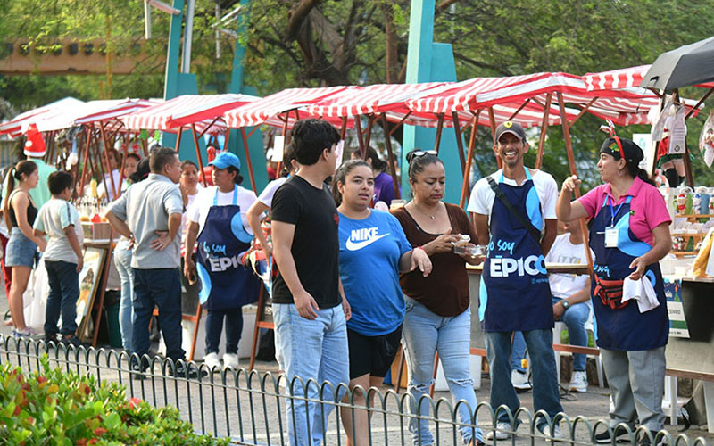 Cincuenta emprendedores vendieron sus creaciones en la feria ‘Épico al Barrio’ en el Parque Forestal