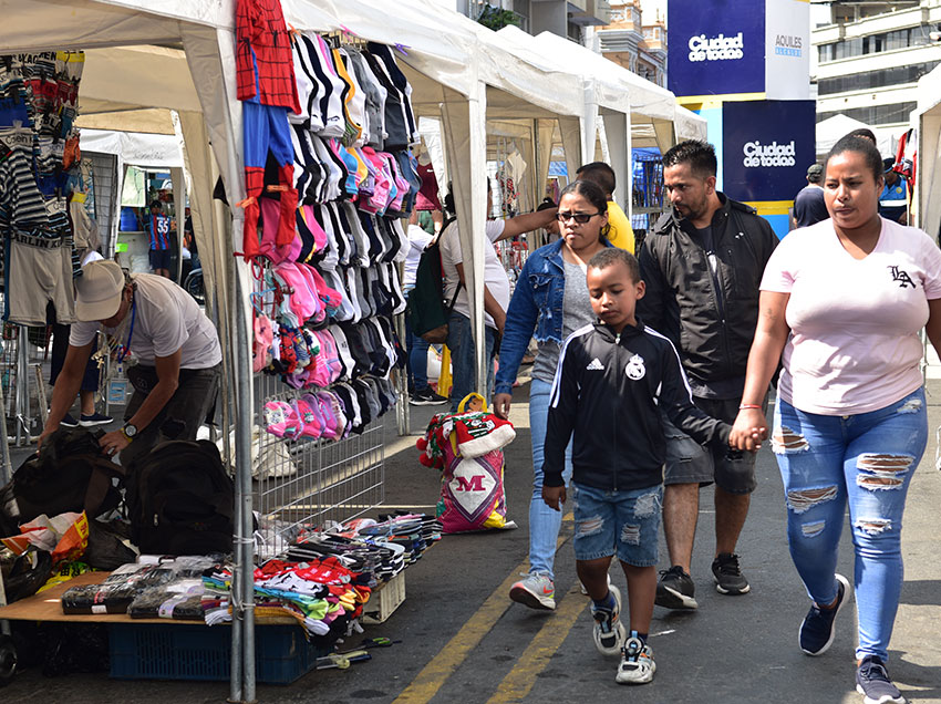 La Feria Alcaldía de Guayaquil Corredores Navideños empezó a funcionar con 1.100 comerciantes