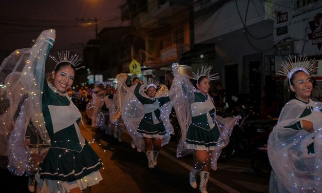 Más de 5.000 jóvenes deslumbraron en la calle 38 durante el desfile “Guayaquil ilumina la Navidad”