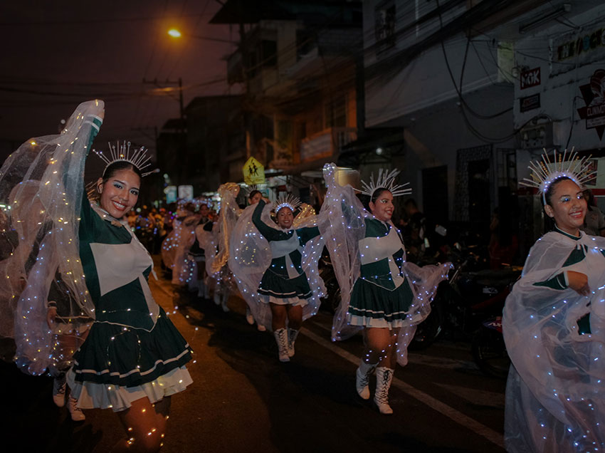 Más de 5.000 jóvenes deslumbraron en la calle 38 durante el desfile “Guayaquil ilumina la Navidad”