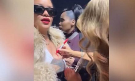 Mariah Carey firma el pecho de Rihanna durante un concierto navideño