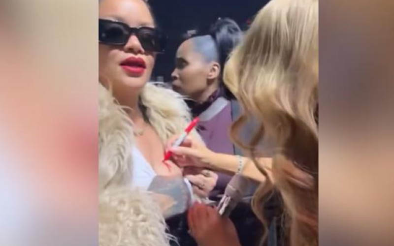 Mariah Carey firma el pecho de Rihanna durante un concierto navideño