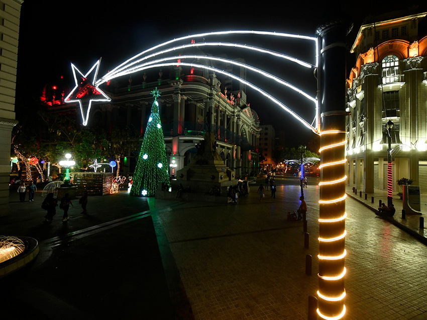 Plaza de la Administración se ilumina durante las festividades