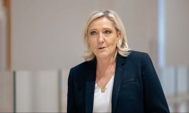 Le Pen pide subir el gasto en Francia en 5.000 millones a cambio de tumbar la moción de censura