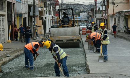 Obras Públicas restaura las camineras, aceras y rampas de Parque Lineal de Ciudadela Martha de Roldós