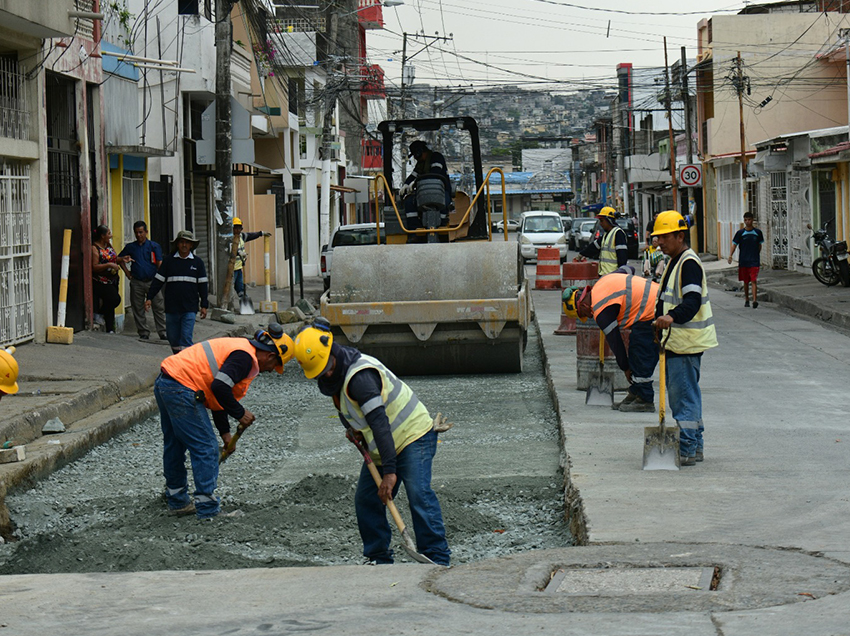 Obras Públicas restaura las camineras, aceras y rampas de Parque Lineal de Ciudadela Martha de Roldós