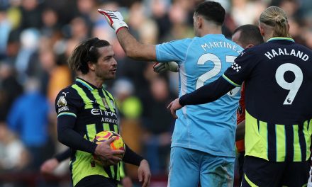 PREMIER LEAGUE | Revelaron qué le dijo Dibu Martínez a Jack Grealish en el entretiempo del partido entre Aston Villa y Manchester City