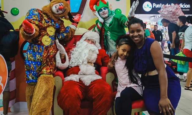 Niños y adultos celebraron la llegada de Papa Noel a la Terminal Terrestre de Guayaquil