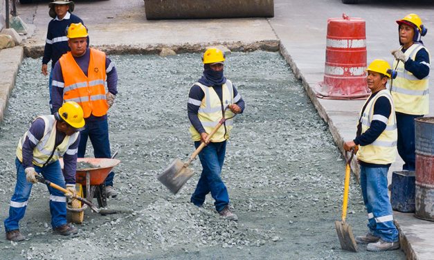 Obras Públicas reemplaza asfalto por hormigón en avenida de Mapasingue Oeste que estaba deteriorada