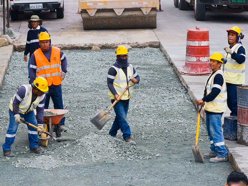 Obras Públicas reemplaza asfalto por hormigón en avenida de Mapasingue Oeste que estaba deteriorada