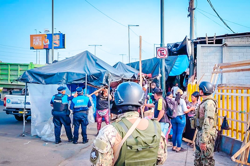 Operativo conjunto recupera el espacio público en la Entrada de la 8