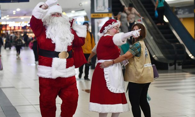 Papa Noel y la Banda Municipal animan a los usuarios del Terminal Terrestre