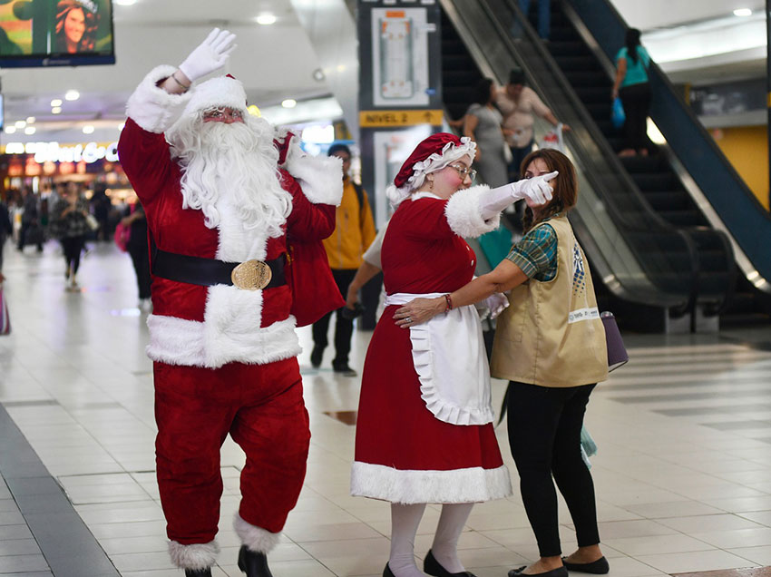 Papa Noel y la Banda Municipal animan a los usuarios del Terminal Terrestre