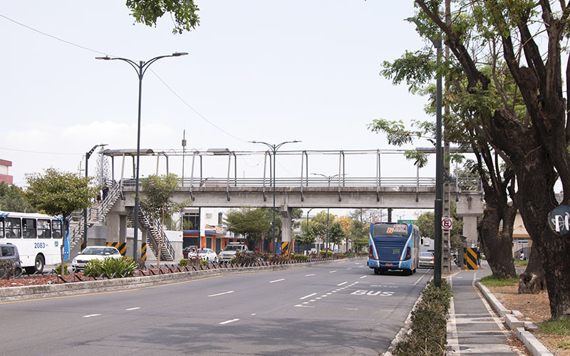 Cierres viales y cruce seguro durante el mantenimiento integral de paso peatonal elevado