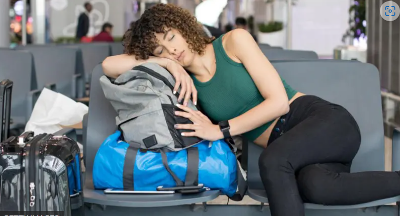 Por qué nos afecta el jet lag cuando viajamos y cuál es la mejor forma de prevenirlo y enfrentarlo, según la ciencia