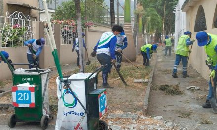 Urvaseo realizó el barrido y lavado en peatonales y escalinatas de Urdesa