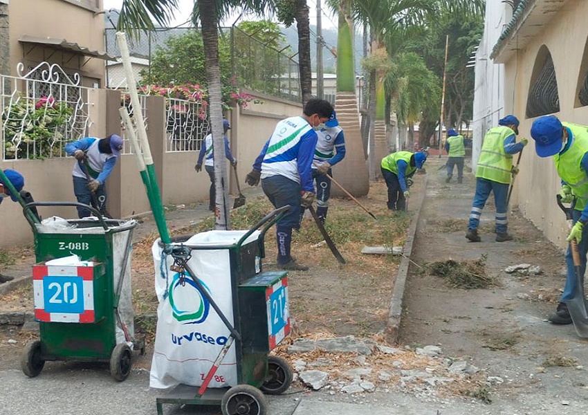 Urvaseo realizó el barrido y lavado en peatonales y escalinatas de Urdesa