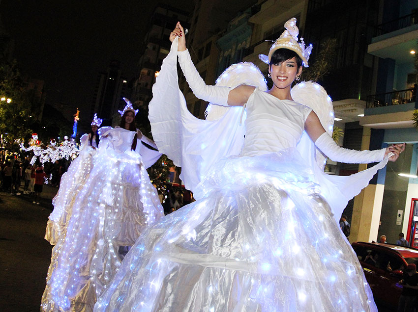 Vuelven los Gigantes de Luz a los barrios de Guayaquil por las festividades navideñas