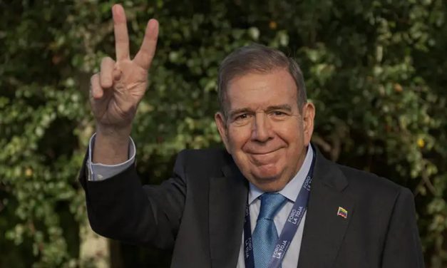 González Urrutia llega a Lima para reunirse con Boluarte