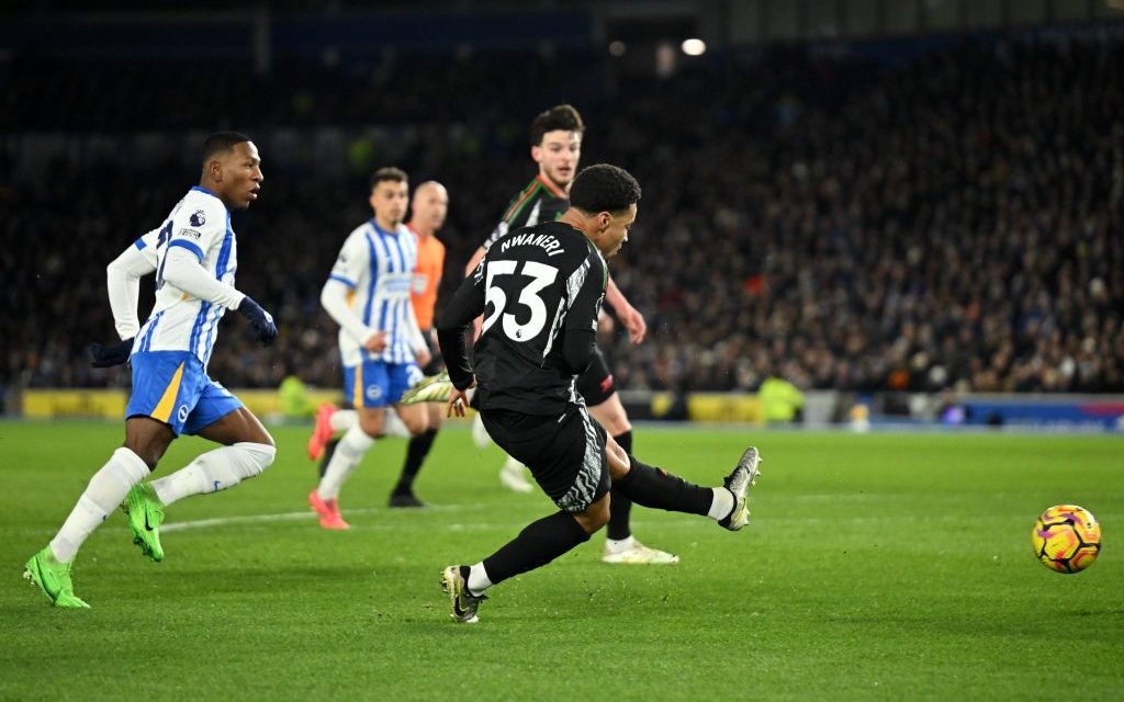 CON PERVIS EN CANCHA: Brighton igualó ante Arsenal en la Premier League