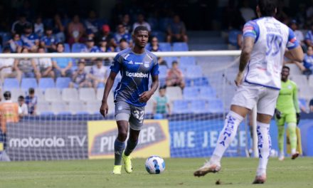 El zaguero azul Diogo Bagui sufrió una lesión en su rodilla