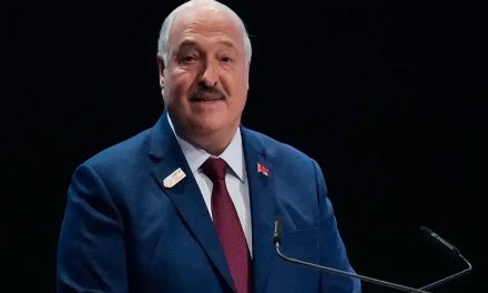 Lukashenko indulta 23 presos políticos previo a elecciones