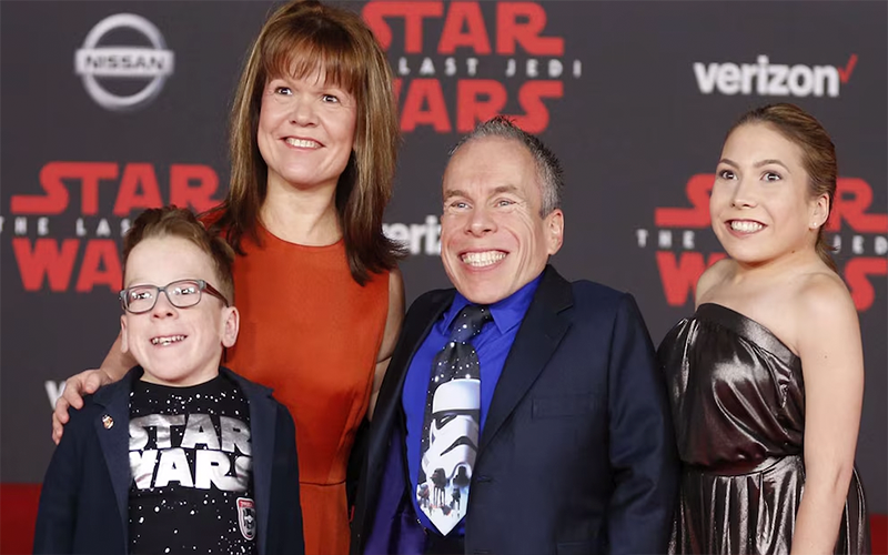 Warwick Davis demandó a hospital en Reino Unido por la muerte de su esposa