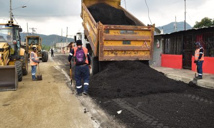 Asfaltado de calles beneficia a más de 8.000 familias de Socio Vivienda 2