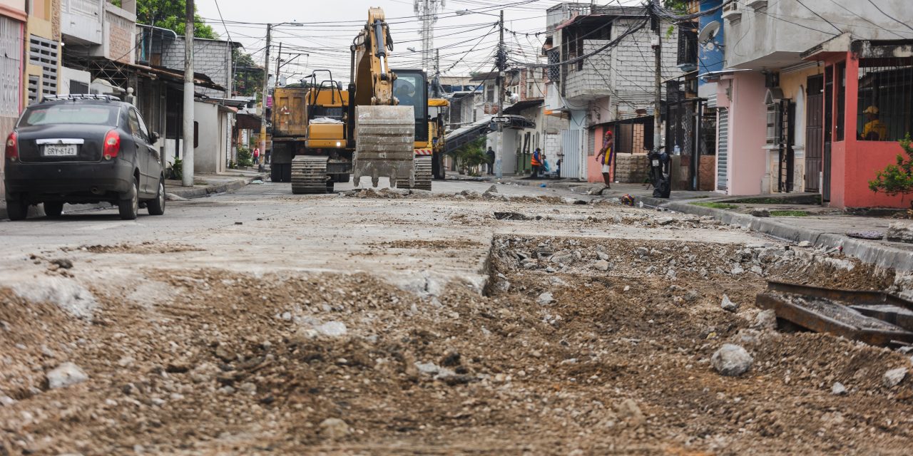 Intervención en Callejón Parra y calle  Luis Dillón es parte del mantenimiento  vial en el Suburbio para beneficiar a  300.000 mil habitantes